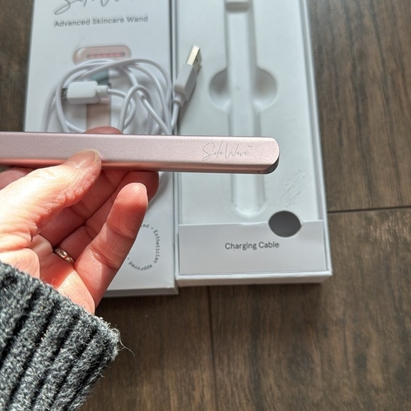 NEW Solawave 4-in-1 Radiant Renewal Facial Red Light Tool Device - Picture 4 of 4